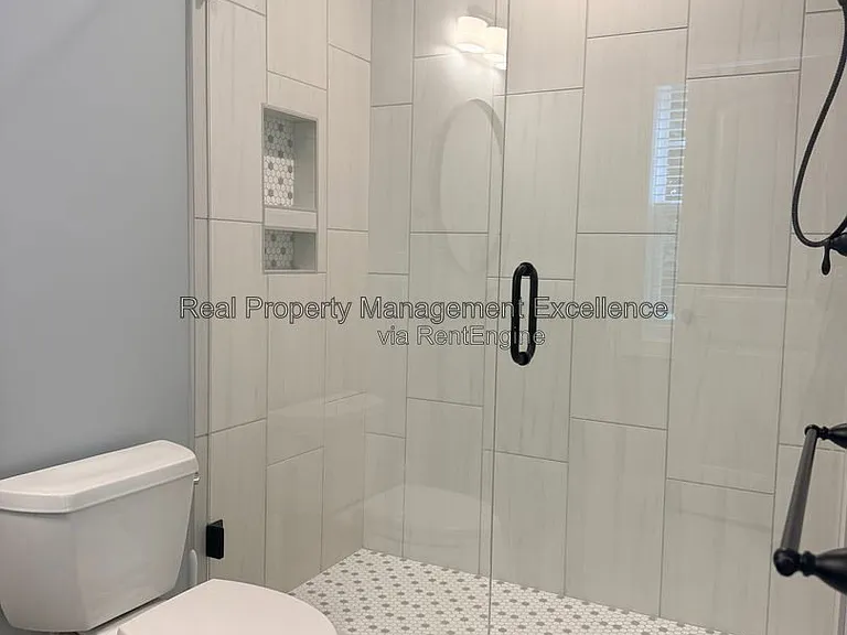 305 Holly Thorn Trce — Photo 18