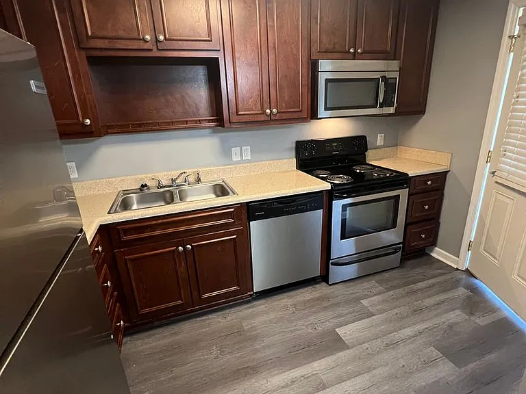 Huntingdon Apartments — Photo 24