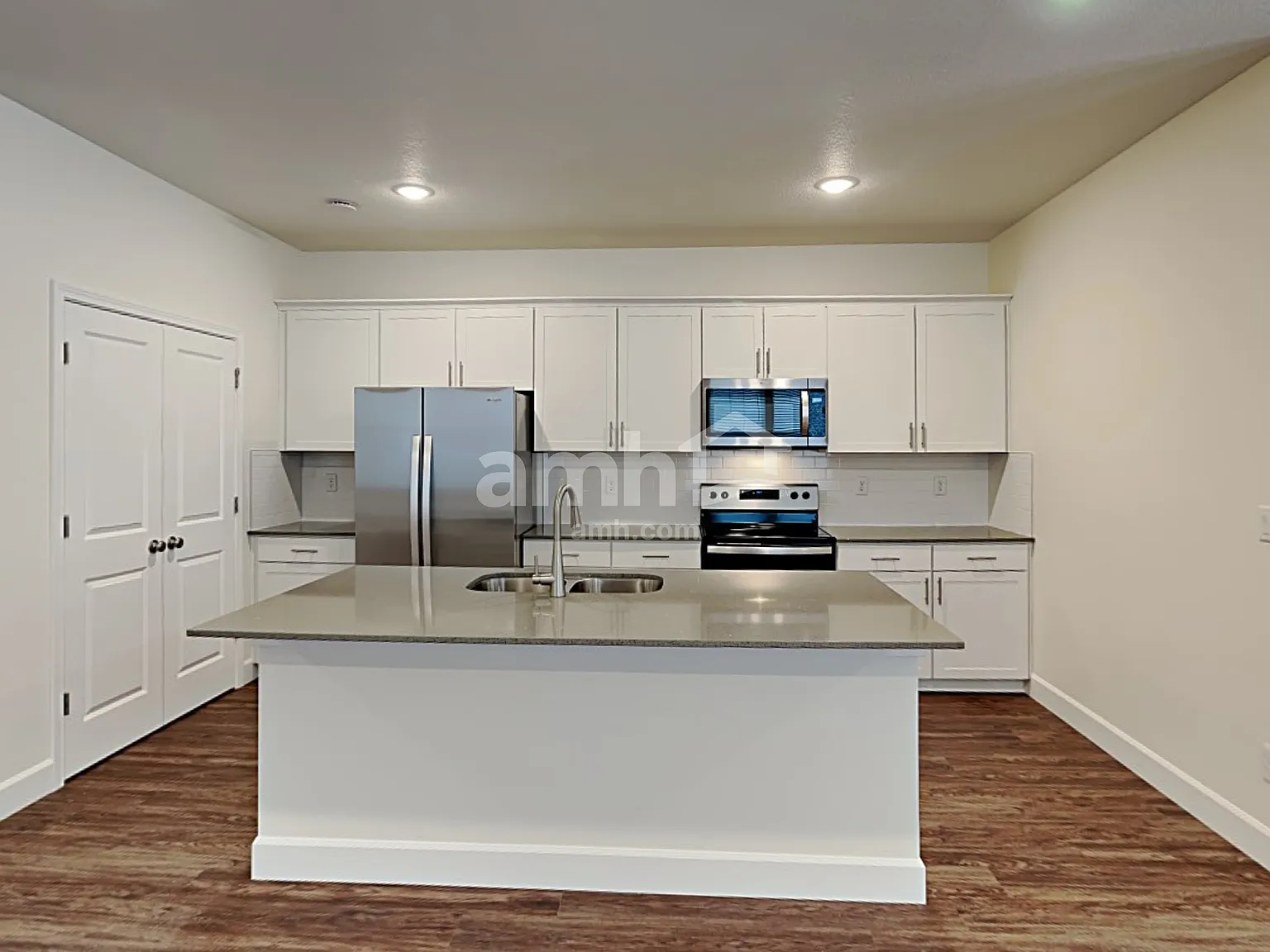 6 bed, 4.5 bath, 3031 sqft, $3,055 — Photo 3