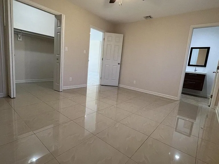 499 W Conference Dr — Photo 16