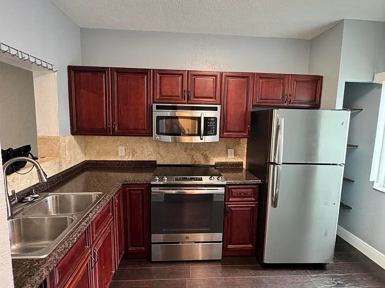 2323 SW 82nd Way — Photo 1