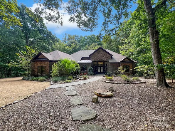 225 Riverton Rd, Matthews, NC 28104
