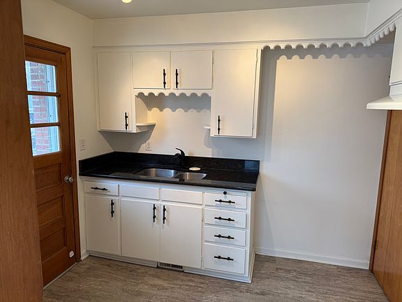 4th image of 1158 Meadowbrook Ave SE