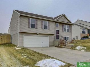 15613 Cottonwood Ave, Omaha, NE 68136