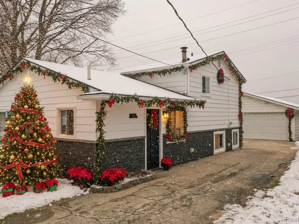 3140 Van Zandt Rd, Waterford, MI 48329