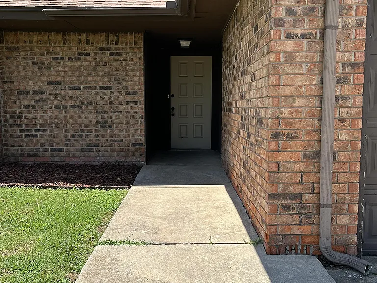 214 Falcon Ct — Photo 2