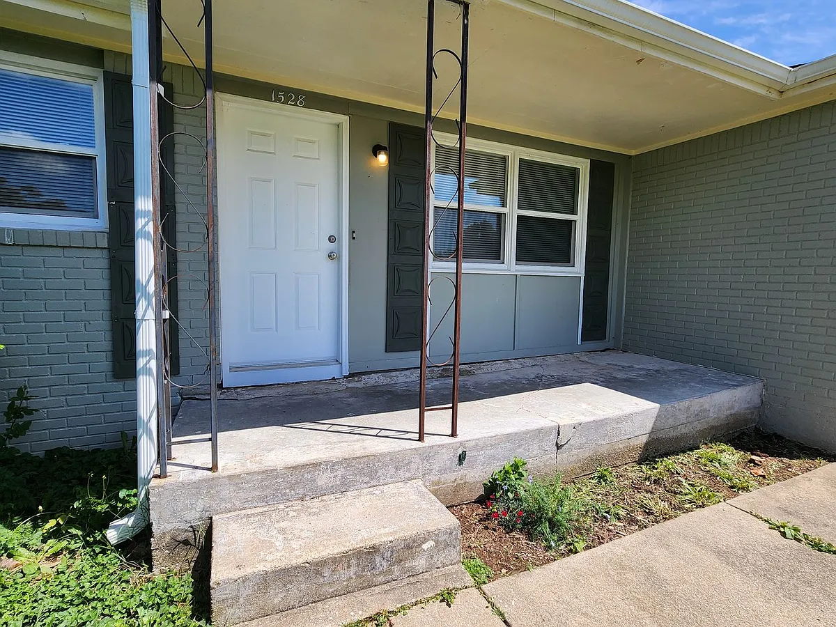 Building Photo - 1528 S Catalina Ave