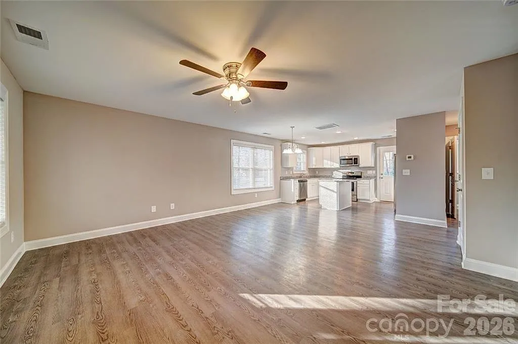 3 bed, 2.5 bath, 1380 sqft, $2,100 — Photo 3