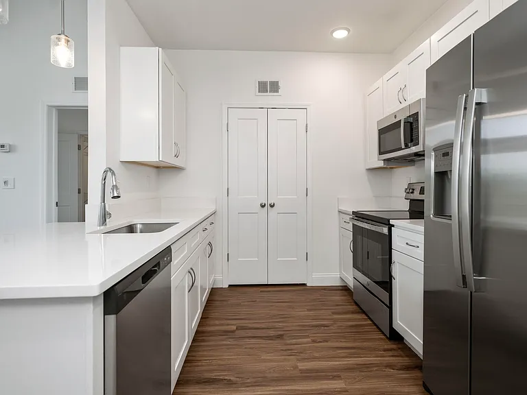 231 Walton Ave #402 — Photo 2