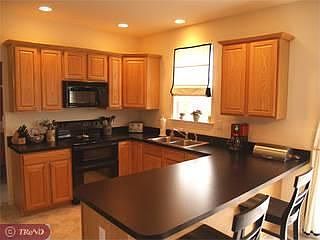 Kitchen with breakfast bar
