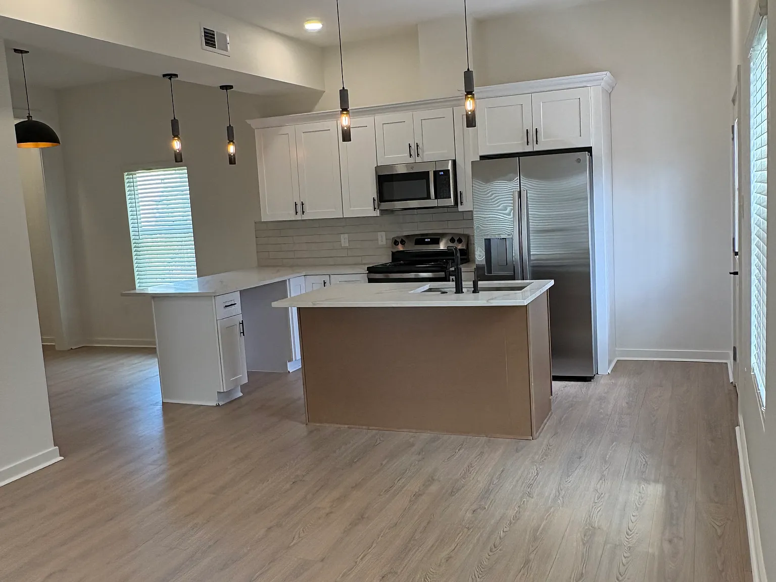 3 bed, 1.5 bath, 1600 sqft, $2,100 — Photo 2