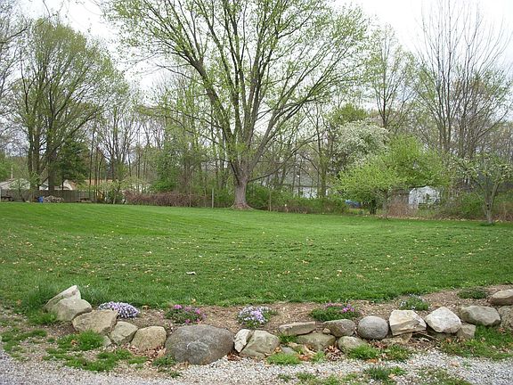 Large backyard great for entertaining or relaxing.