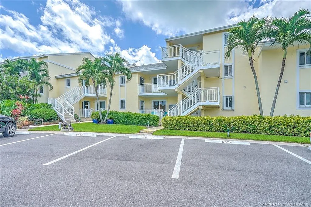 2 bed, 2.0 bath, 873 sqft, $2,300 — Photo 2
