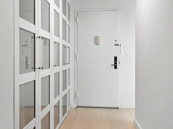 225 Rector Place image 5 of 21