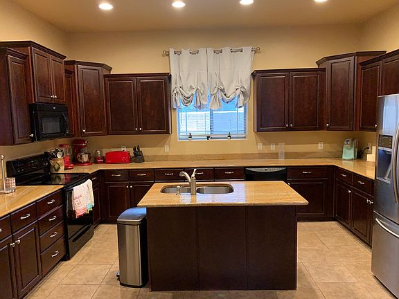 Roomy Kitchen, Big Island, Granite Countertops, High End Appliances