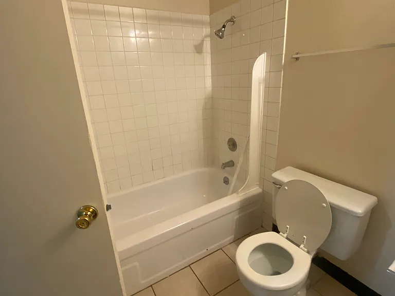 Parkwood Court Apartments — Photo 10