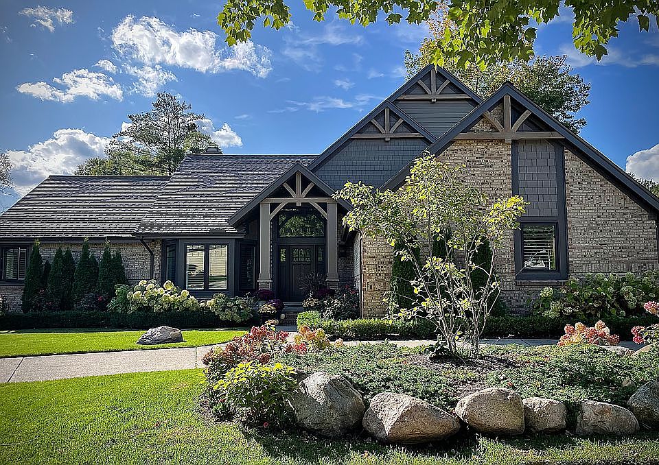 1st image of 985 McDonald Dr