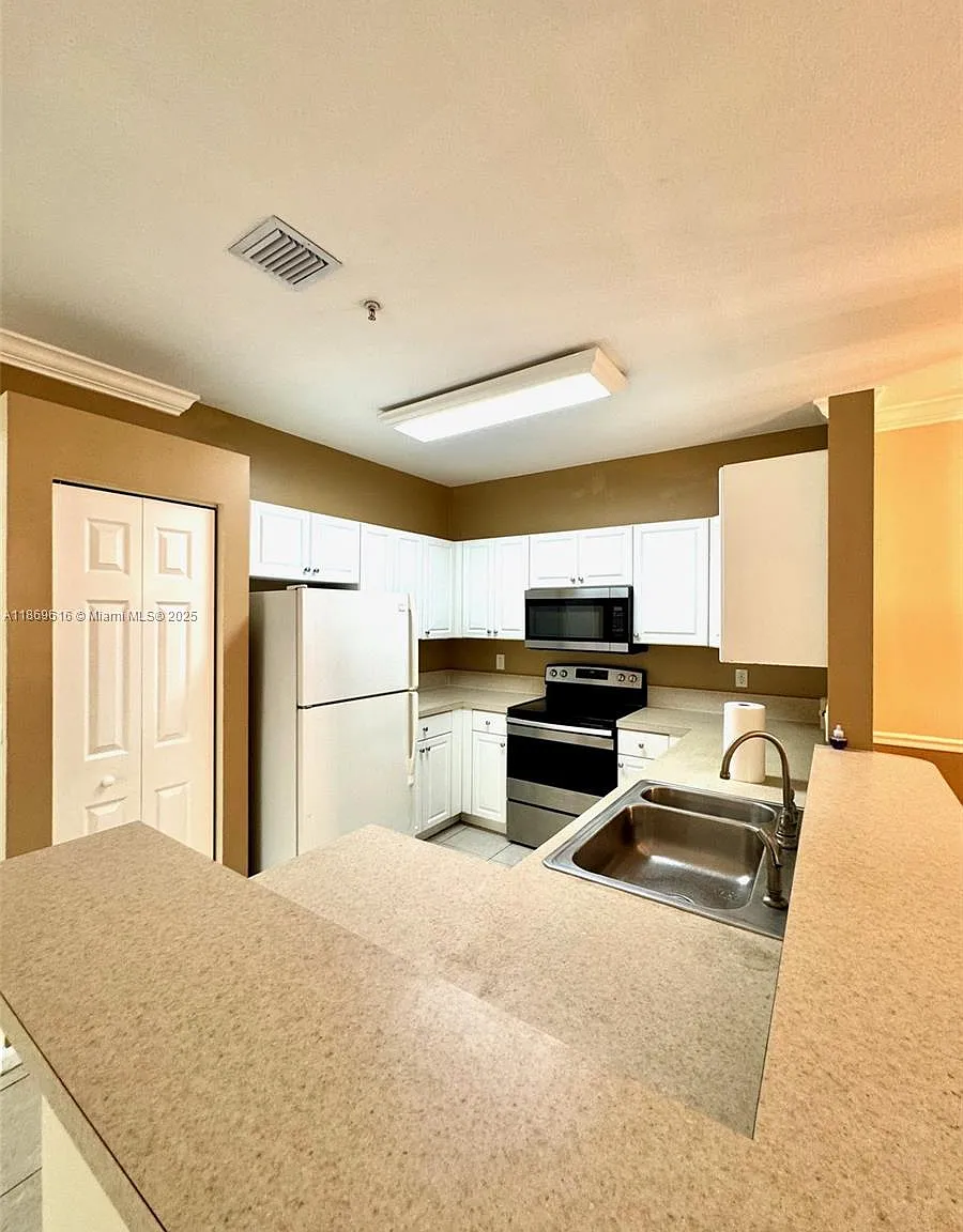 3 bed, 1600 sqft, $2,900 — Photo 3