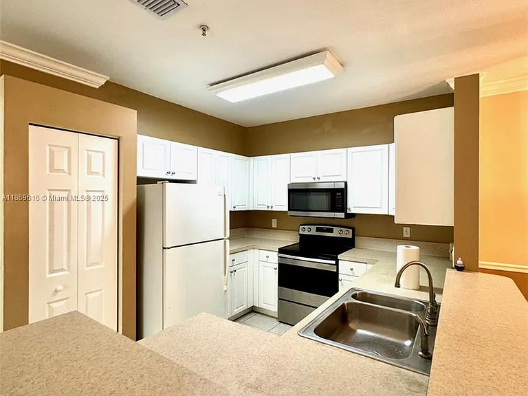 4402 SW 160th Ave — Photo 3