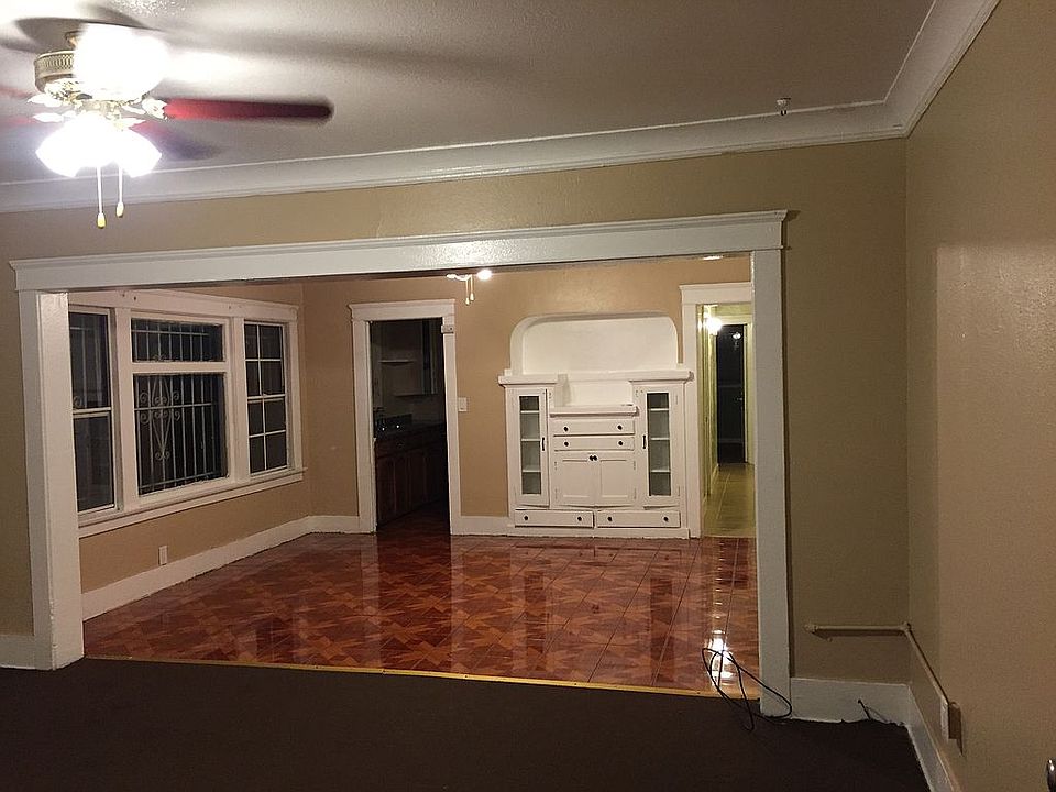 1st image of 217 E 49th St