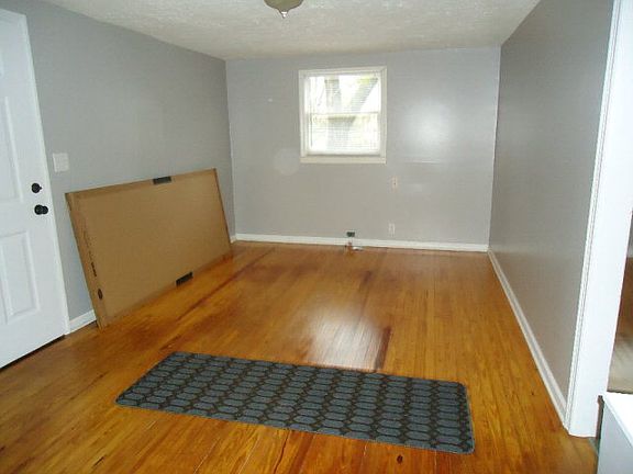 3rd image of 776 Oakland Dr