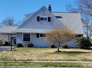 15 Catalpa Ln, Levittown, PA 19055
