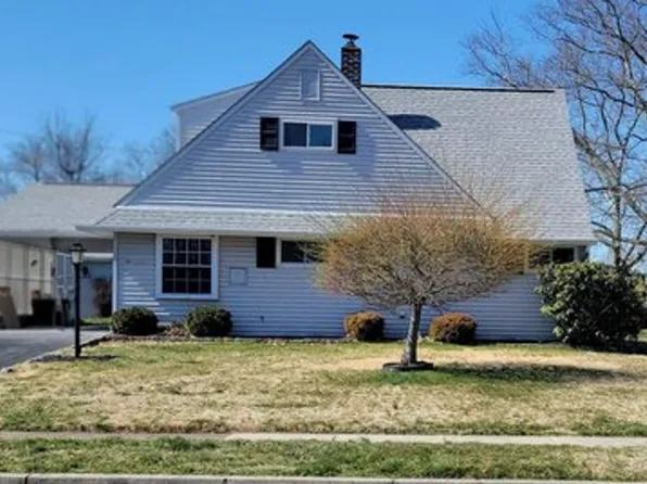 15 Catalpa Ln, Levittown, PA 19055