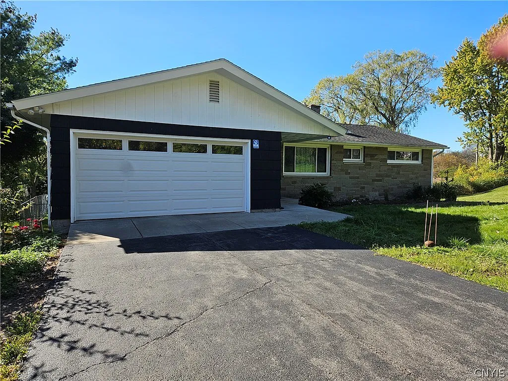 4 bed, 2.0 bath, 1208 sqft, $2,800 — Photo 1