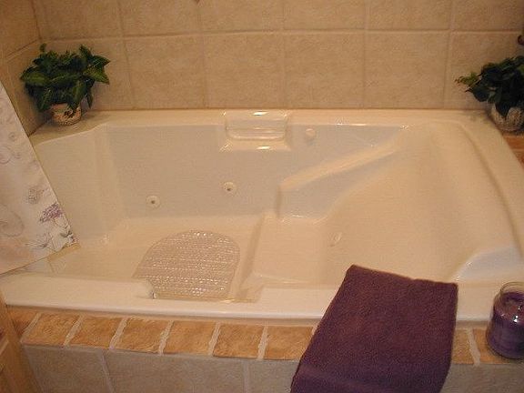 Double-wide jetted tub