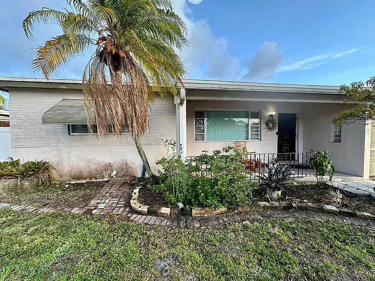7000 SW 11th St — Photo 2