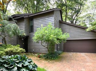 12634 Cedar Rd, Cleveland, OH 44106