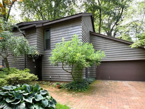 12634 Cedar Rd, Cleveland, OH 44106