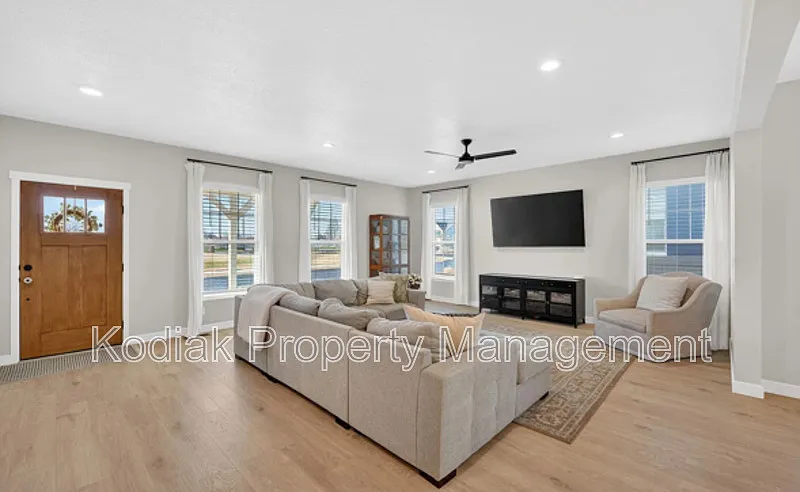 4 bed, 3.0 bath, 3672 sqft, $3,099 — Photo 3