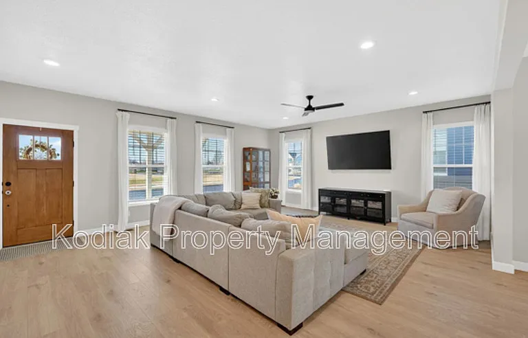 979 W Shoreline Dr — Photo 3