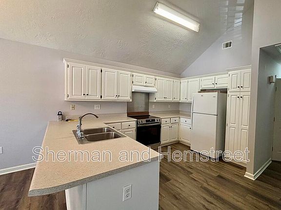 5th image of 831 Dantignac St