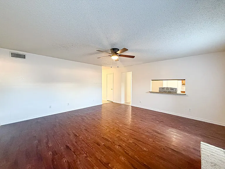 612-614 Towne House Ln — Photo 8