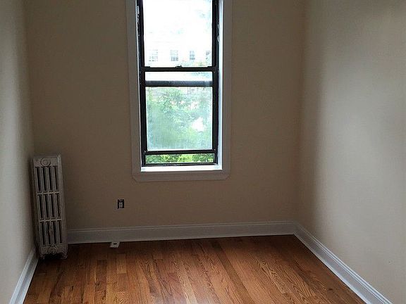 5th image of 3521 Crescent St APT 1R
