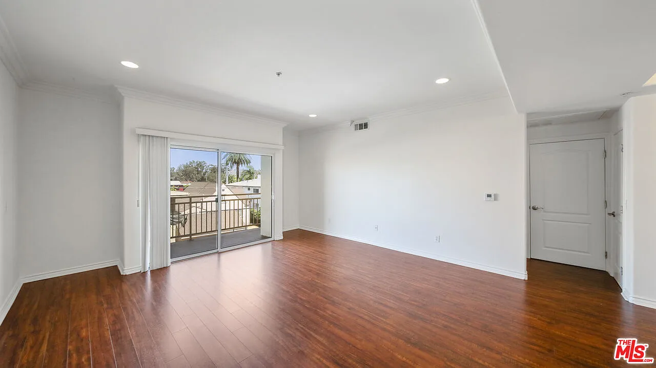 2 bed, 2.0 bath, 1100 sqft, $3,395 — Photo 3