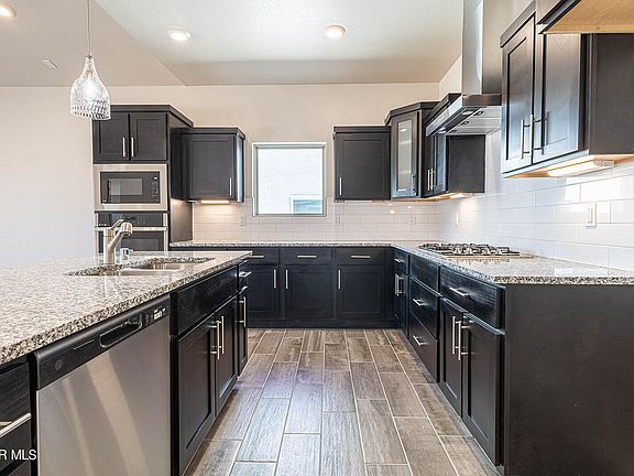 3rd image of 562 Osier Dr