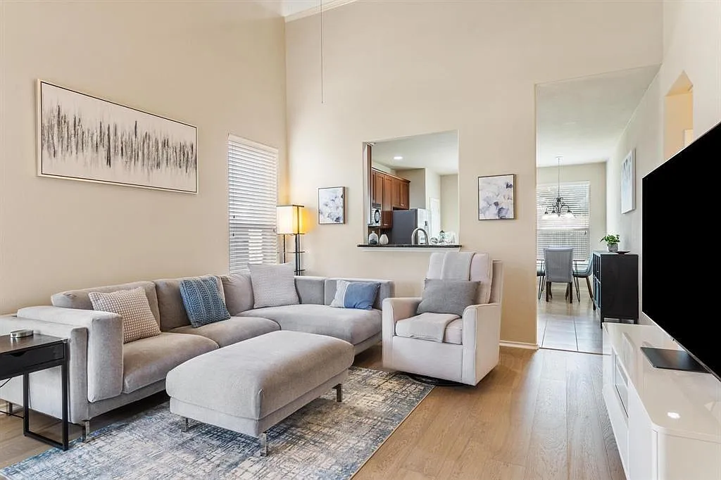 3 bed, 2.5 bath, 1507 sqft, $2,050 — Photo 3