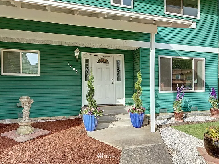 1606 Lake Youngs Way SE — Photo 2