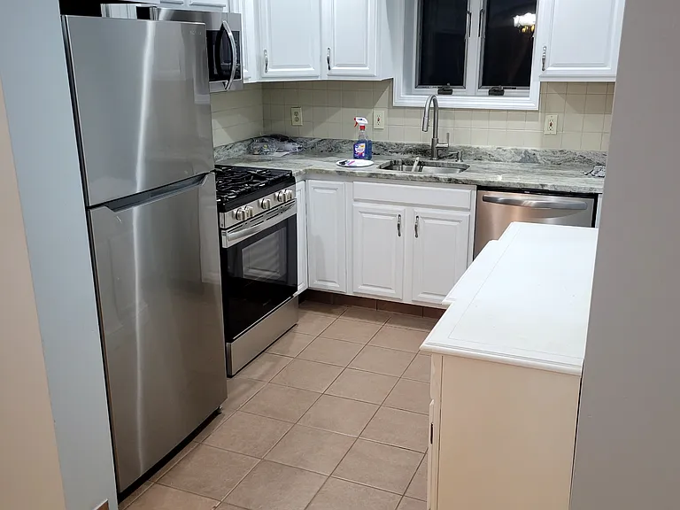 628-630 Weetamoe St — Photo 9