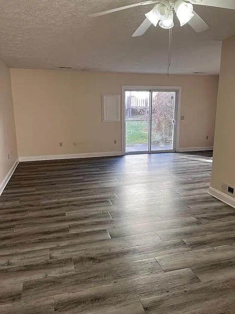 3 bed, 2.5 bath, 1536 sqft, $1,600 — Photo 3