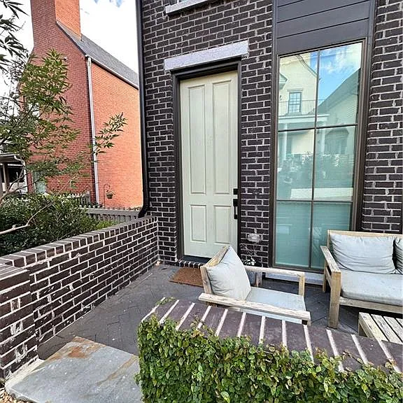210 Glasgow Ln — Photo 3