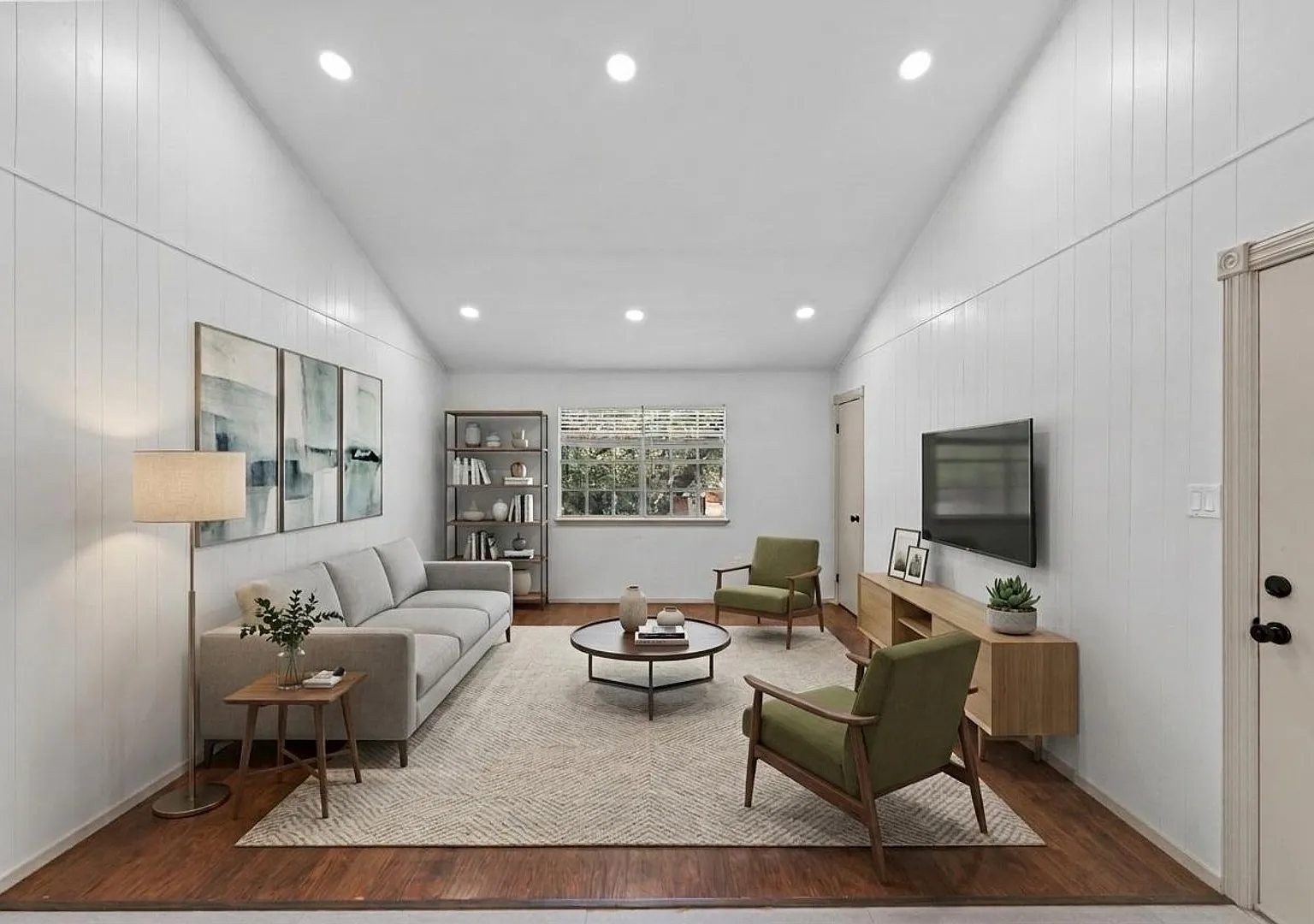 Centrally Located Apartment with Pool!! — Photo 1