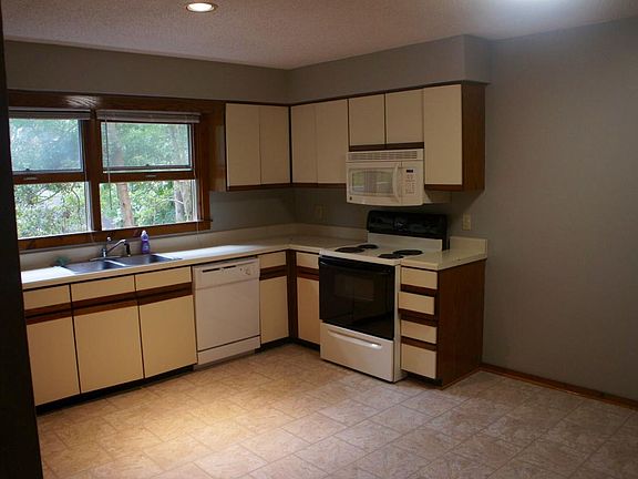 Kitchen - stove, microwave, diswasher