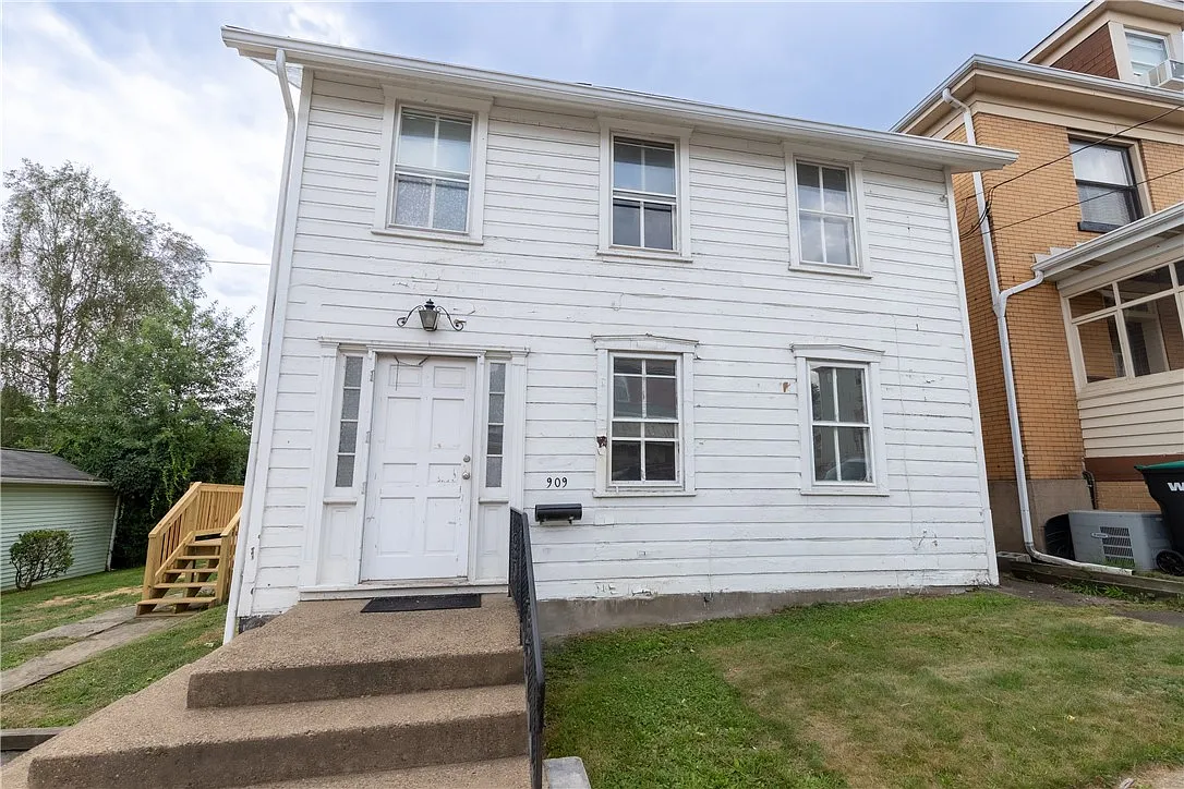 909 Dickey St photo 1