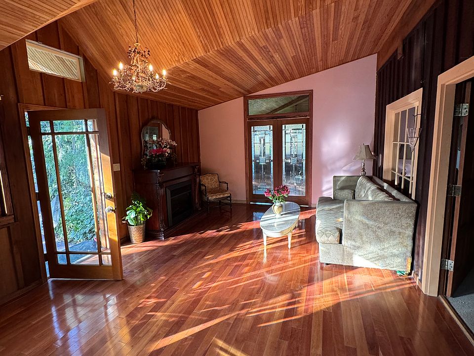 Entrance Sun Room 
Fireplace Sitting Area
