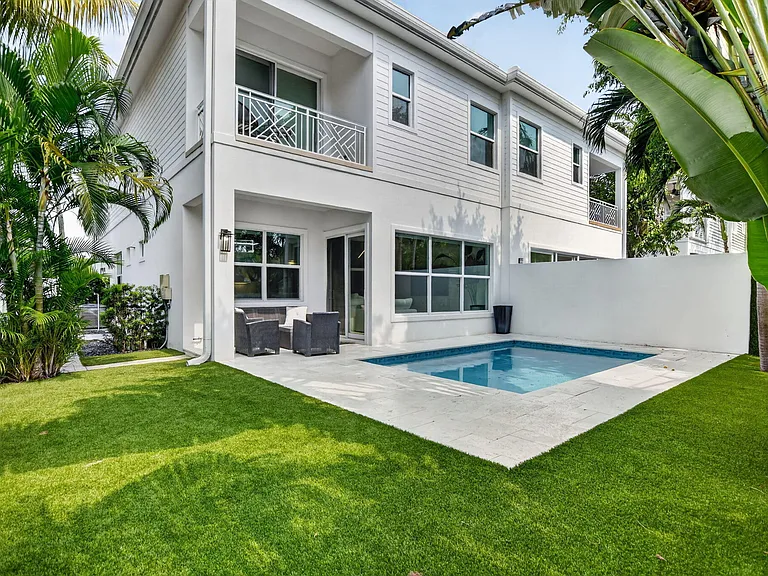 500 NE Wavecrest Way — Photo 1