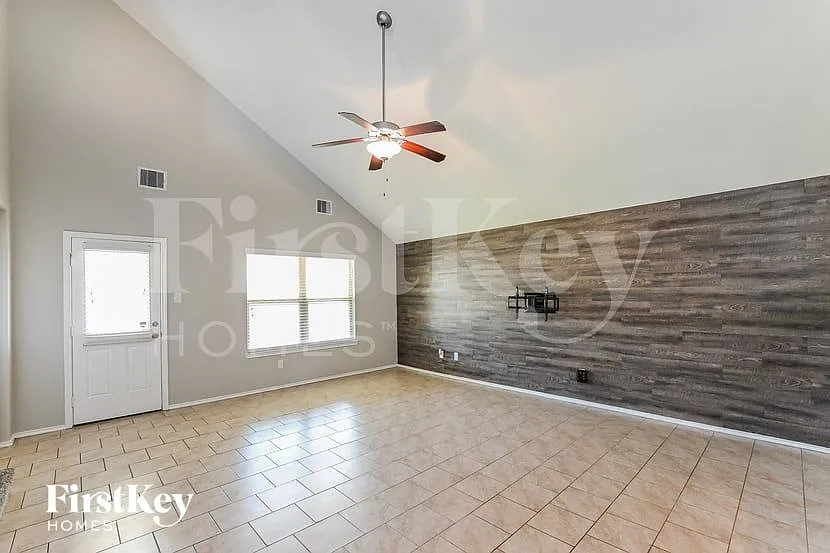 5 bed, 2.5 bath, 2792 sqft, $2,375 — Photo 3